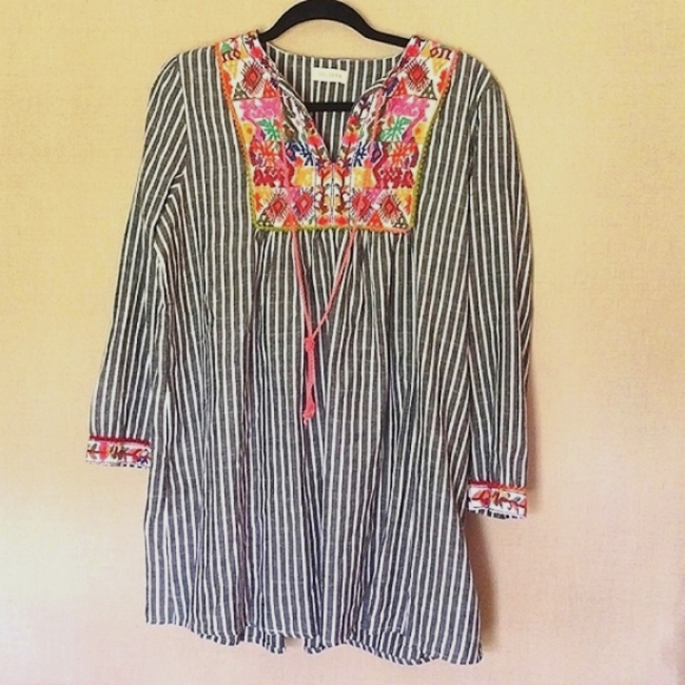 Velzera Embroidered Top! EUC!